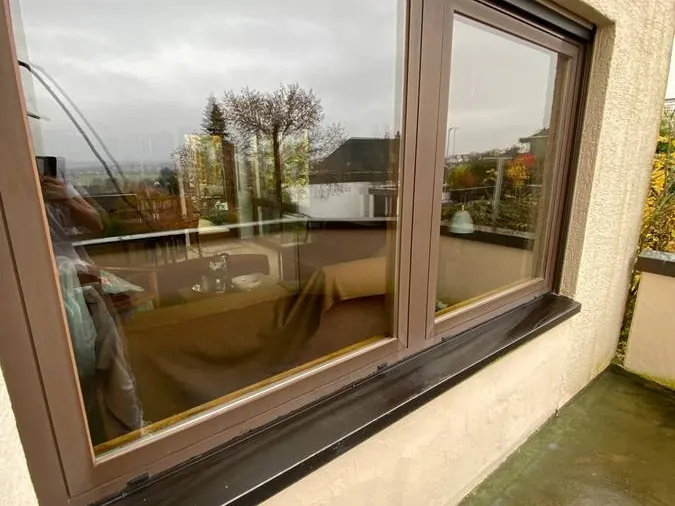 Streifenfrei gereinigte Fensterfront eines Wohnhauses