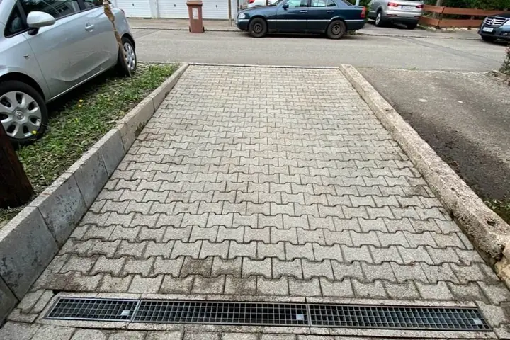 Derselbe Parkplatz nach der Hochdruckreinigung